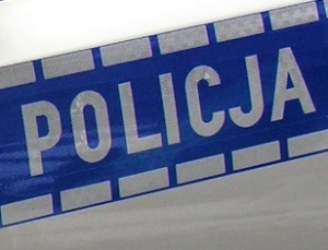 Zdjęcie przedstawia napis policja na radiowozie