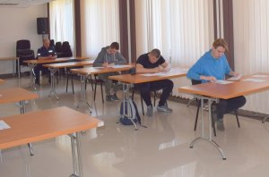 Zdjęcie przedstawia uczestników turnieju rozwiązujących test
