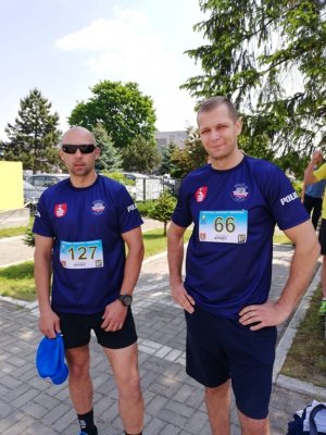 Zdjęcie przedstawia aspiranta sztabowego Andrzej Szewc i sierżanta sztabowego Tomasz  Rzeszutko po biegu