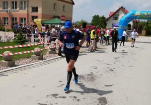 Zdjęcie przedstawia  Andrzeja Szewca w trakcie biegu