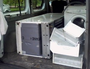 Zdjęcie przedstawia odnaleziony sprzęt AGD w bagażniku samochodu.