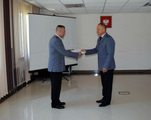 Zdjęcie przedstawia Komendanta Powiatowego Policji w Kraśniku nadkomisarza Jacka Dzikowskiego oraz podinspektora Artura Dybińskiego.
