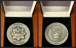 Zdjęcie przedstawia medale policyjne.