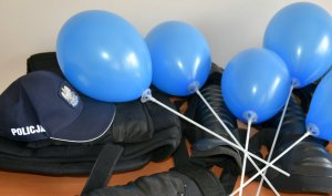 Zdjęcie przedstawia balony, ochraniacze oraz czapkę.
