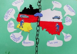 Zdjęcie przedstawia pracę rysunkową dziecka, która przedstawia zgłoszenie kradzieży auta przekraczającego granice naszego kraju oraz rozmowę funkcjonariusza Polskiej Policji oraz Niemieckiej.