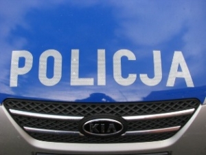 Zdjęcie przedstawia napis Policja na radiowozie.