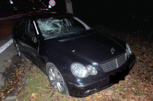 Zdjęcie przedstawia samochód marki Mercedes po zdarzeniu drogowym.