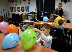 Dzieci w trakcie malowania balonów
