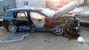 Zdjęcie rozbitego samochodu z prawej strony